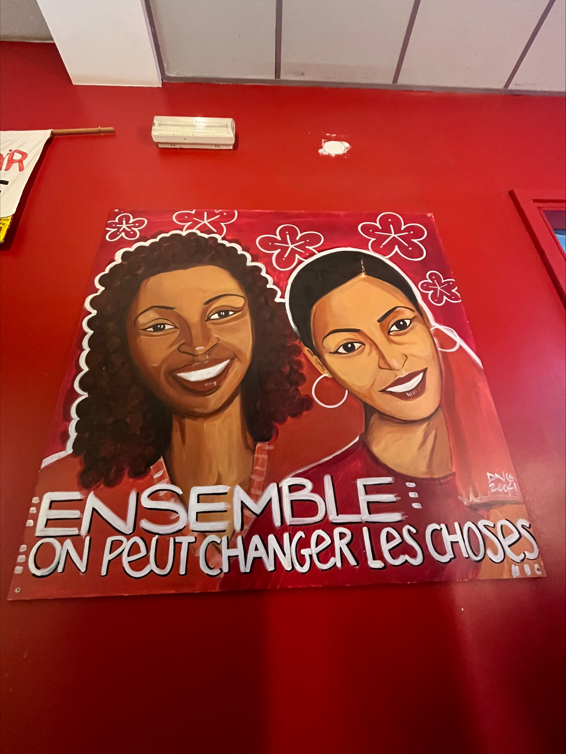 Peinture murale représentant deux femmes issues de la diversité avec l'inscription: "Ensemble on peut changer les choses".